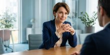 Souverän verhandeln: Erfolgreiche Taktiken für Gehalts- und Projektgespräche