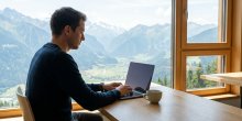 Workation im Alpenraum: Tipps für produktives Arbeiten mit Bergblick
